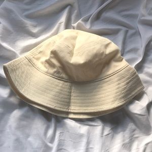 Bucket hat in creme with attachable strings
